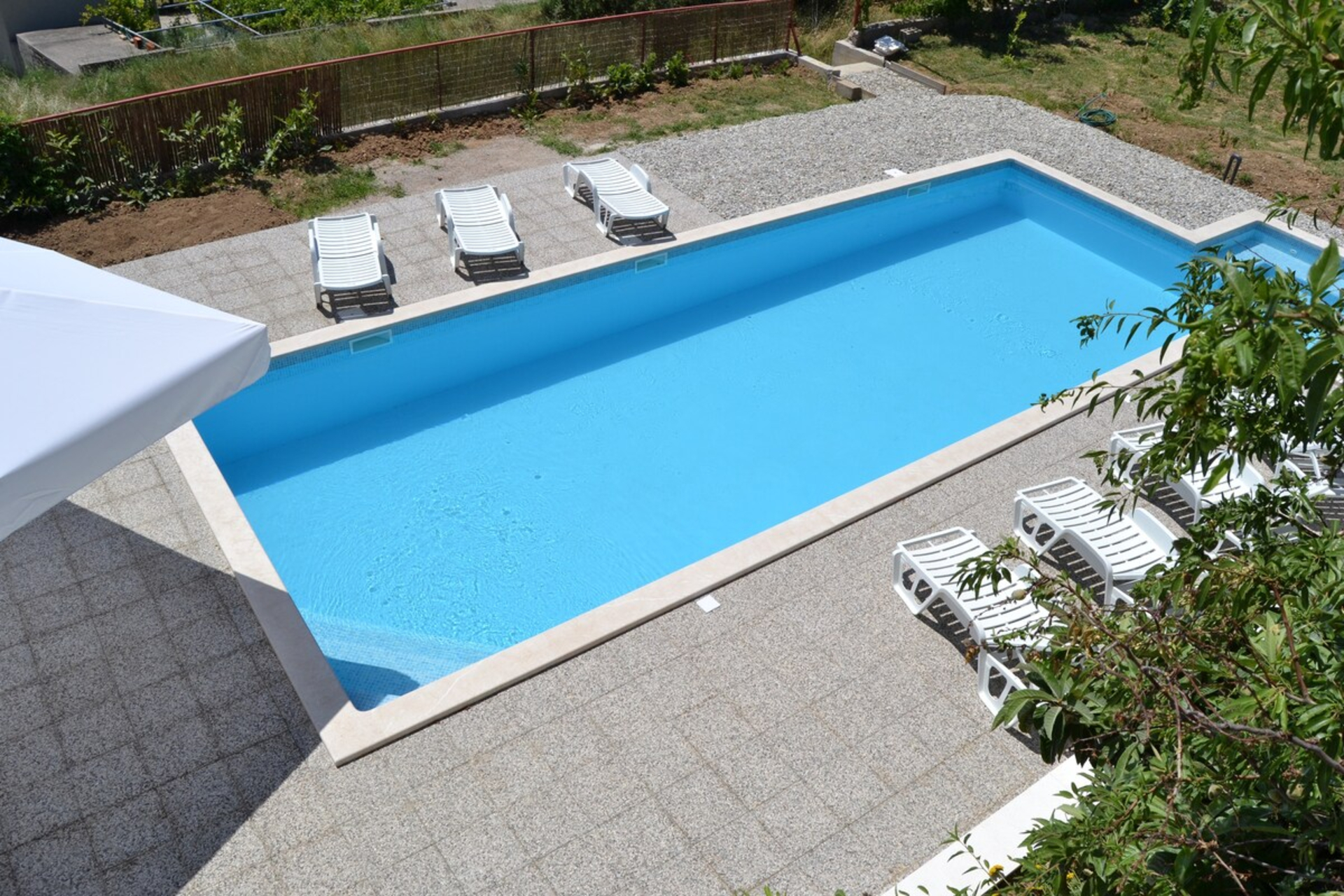 Spacious apartment & swimming pool