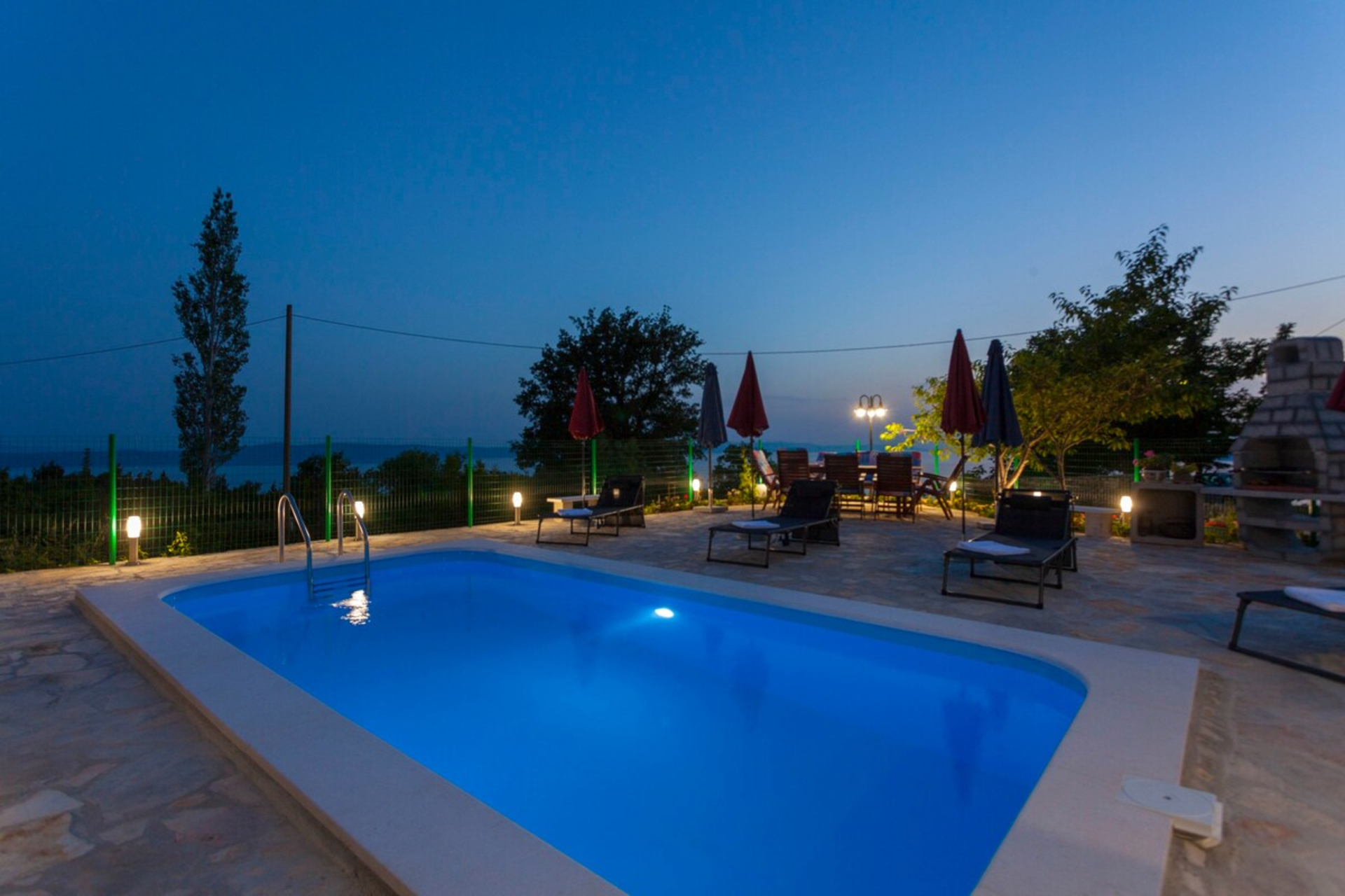 Swimming pool & terrace