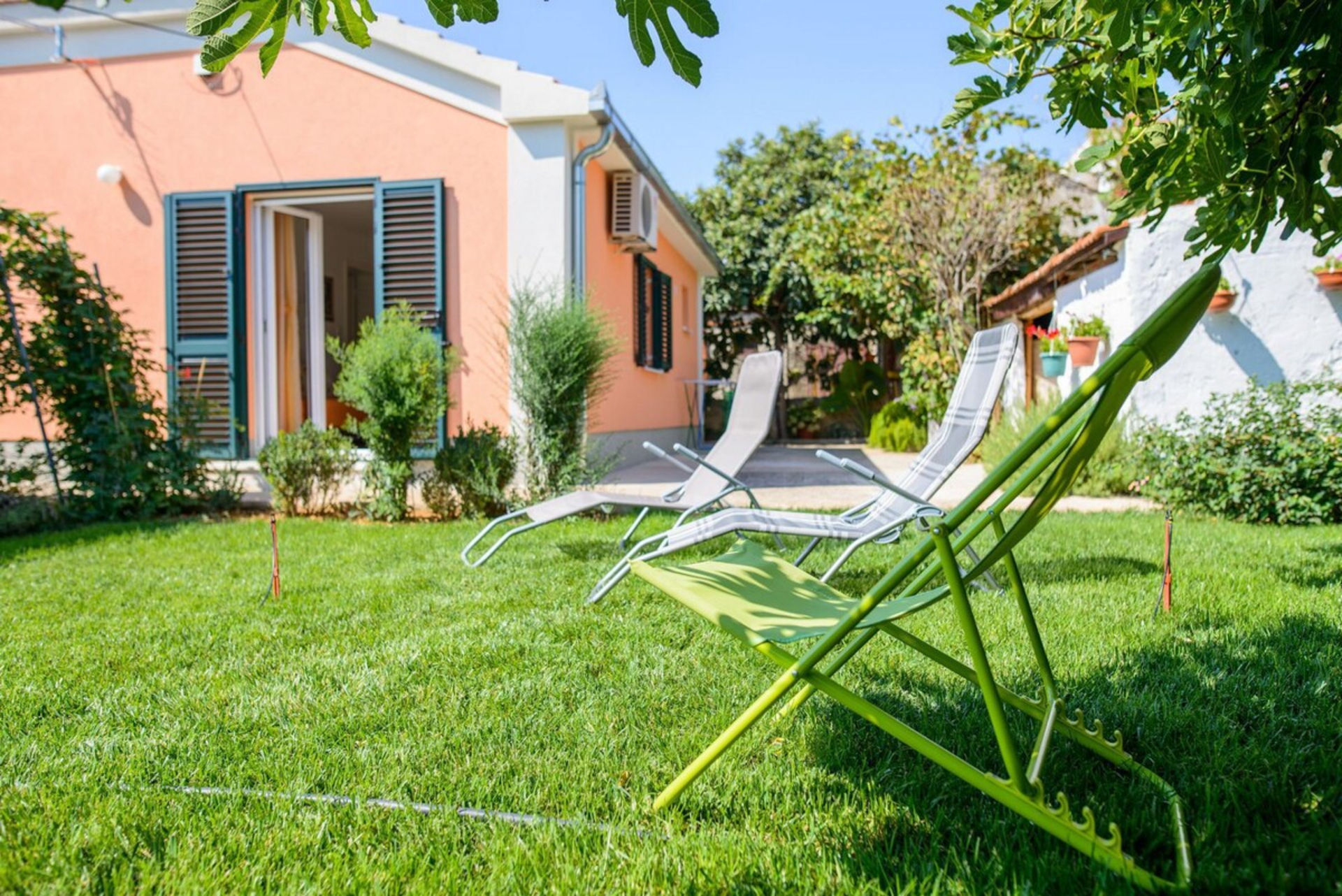 Holiday house Mirjana - beautiful garden with barbecue: Trogir, Riviera Trogir