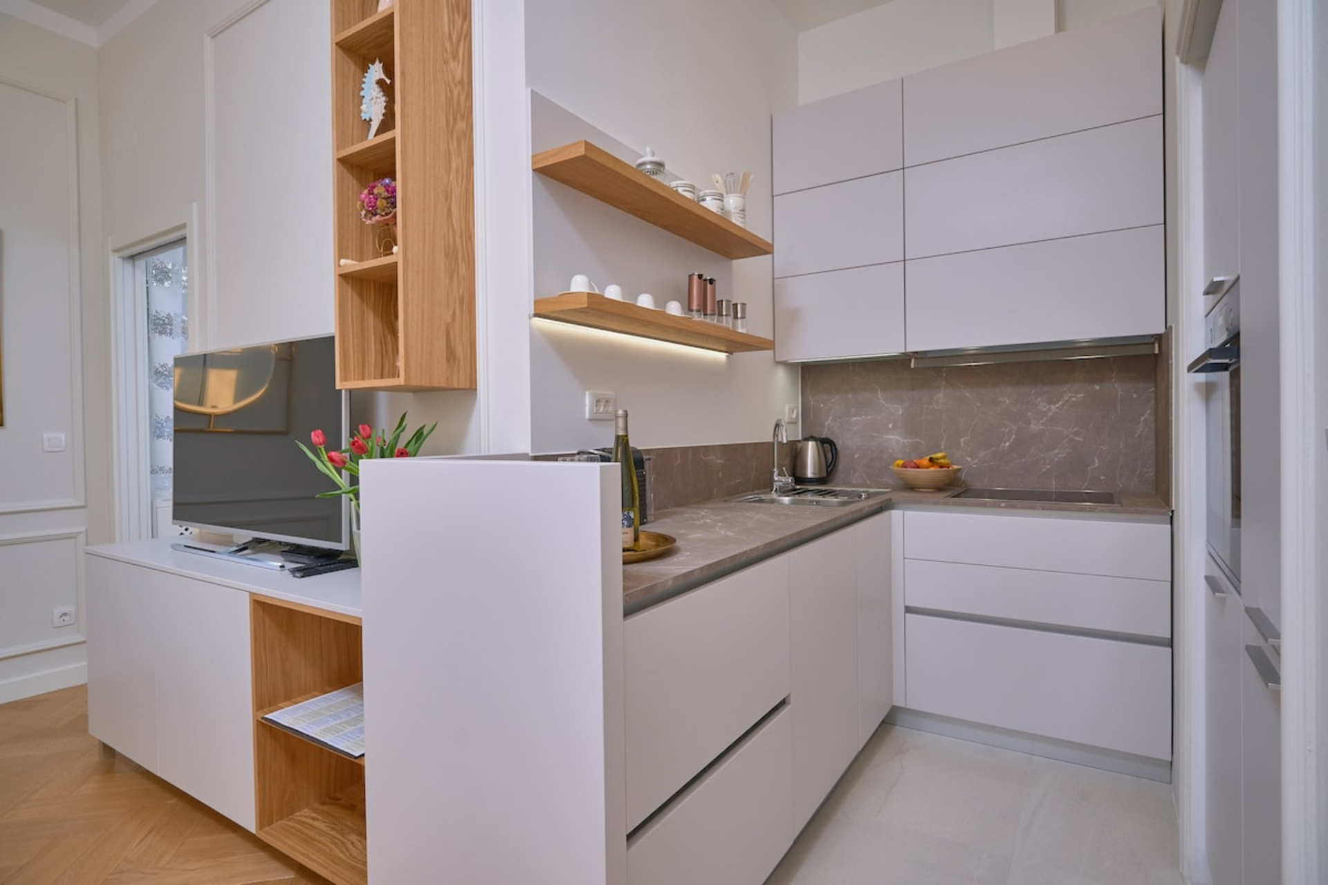 The kitchen is fully equipped with a freezer, refrigerator, oven and a dish washer