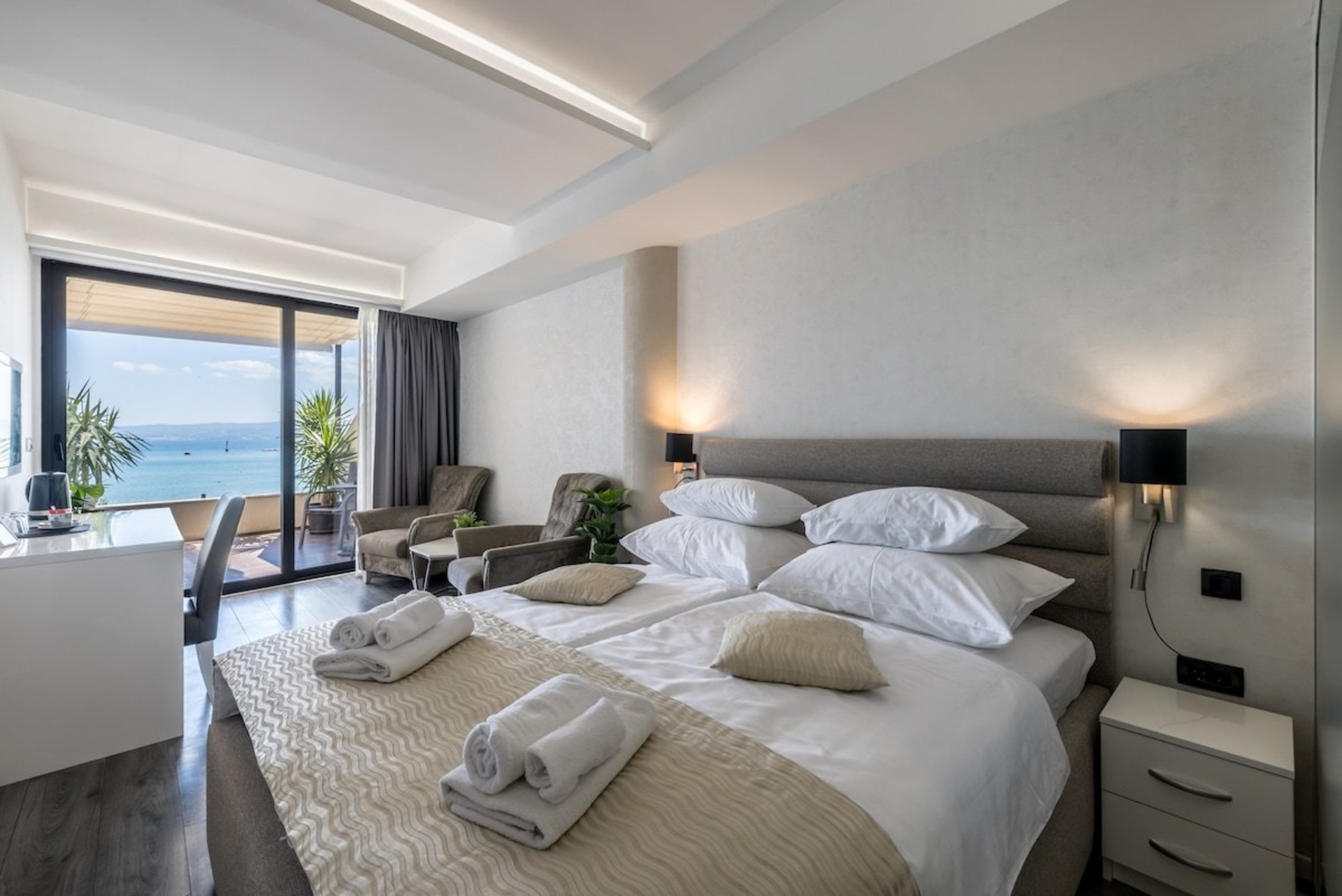 Queen Room with Sea View, Seven of Nine