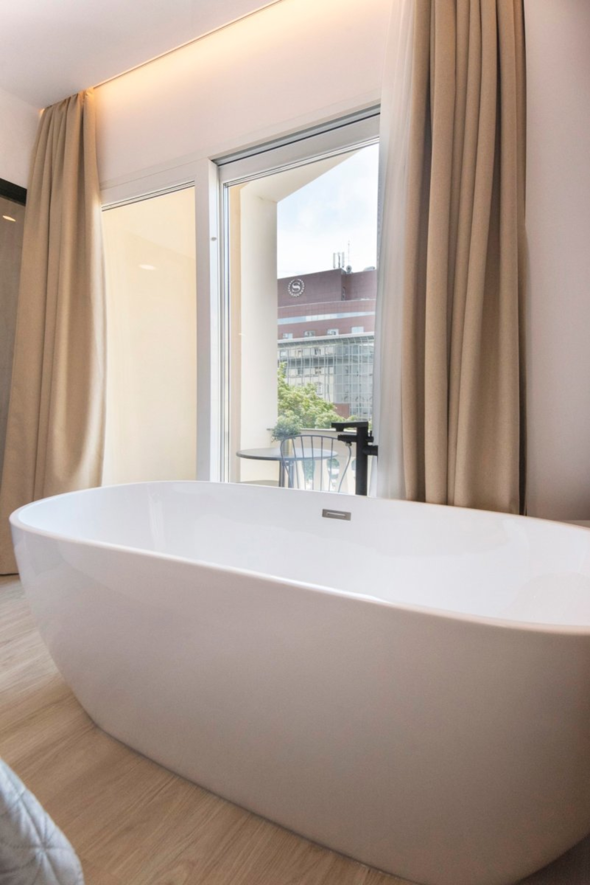 Amazing studio with bathtub and a view