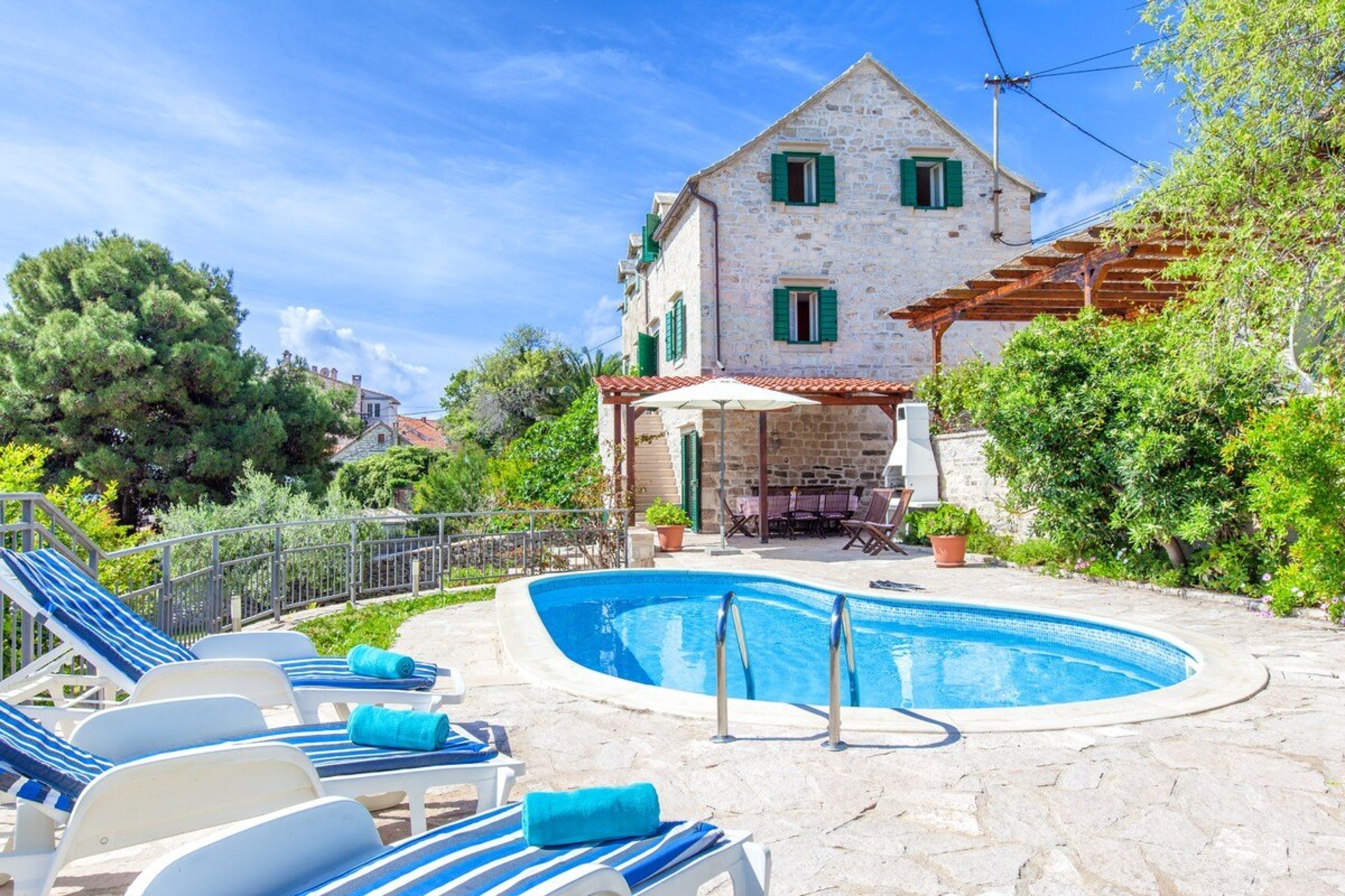 Villa with pool/sea views,few meters from the sea