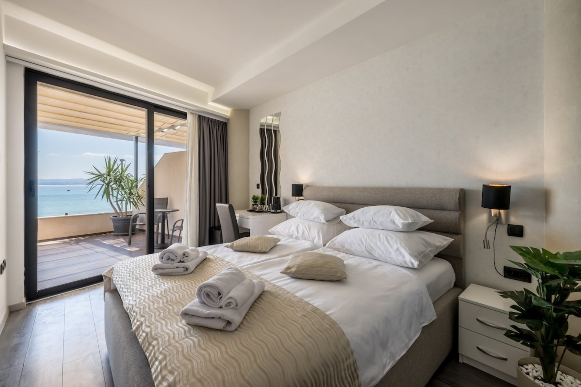 Luxury Room with Sea View, Seven of Nine