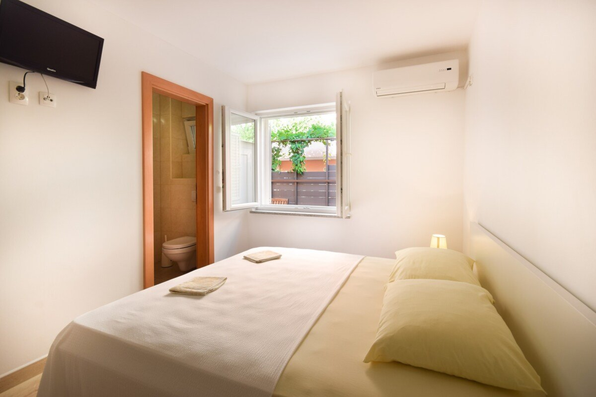 Sunlight studio for two in Baška Voda