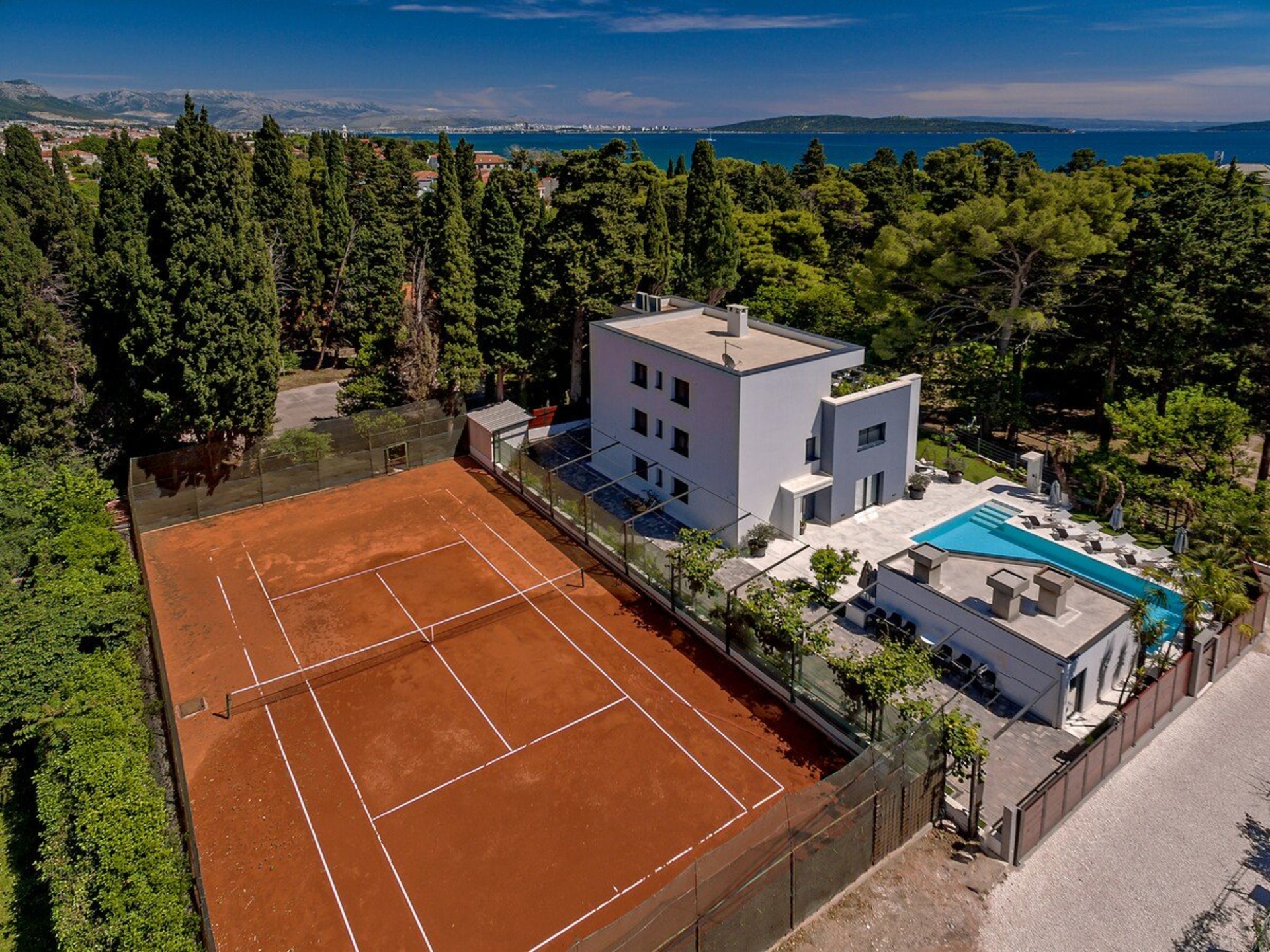 Luxury Retreat Residence: 50m2 pool with tennis court