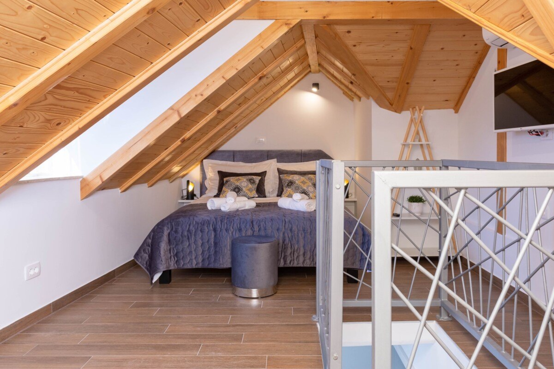 Grey Loft Studio, Luxury Rooms Rustic Chic