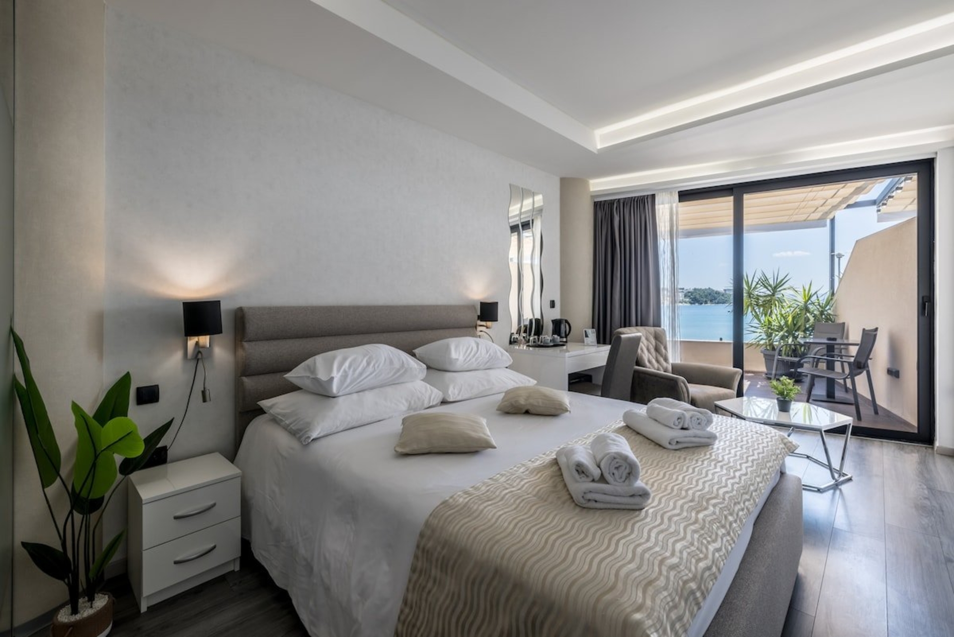 Superior Room with Sea View, Seven of Nine