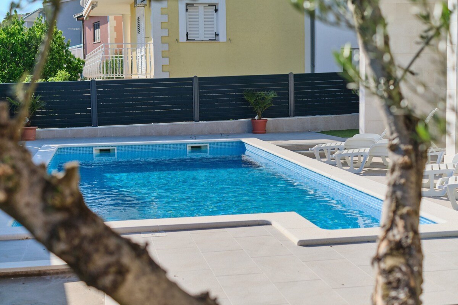 M Entire floor in a spacious house with pool
