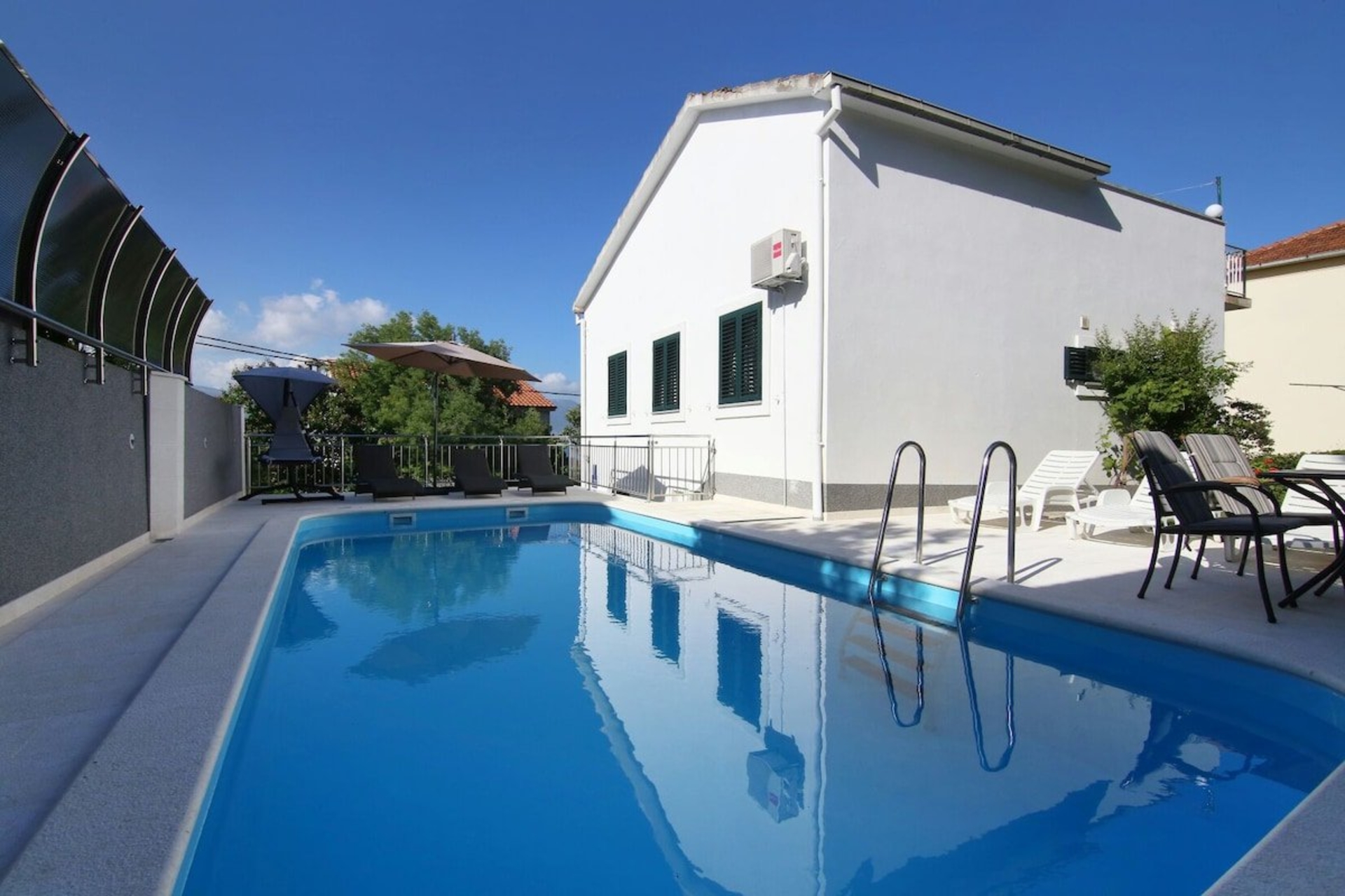 Luxury house with pool 50m from sea